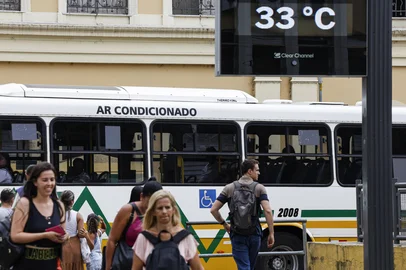 Porto Alegre, RS, Brasil, 06-02-2025: Ônibus com ar condicionado no Terminal Parobé. Em dia com temperatura acima dos 30 graus, passageiros embarcam em coletivos sem ar condicionado na região central de Porto Alegre. Foto: Mateus Bruxel / Agência RBSIndexador: MATEUS BRUXEL<!-- NICAID(15970779) -->