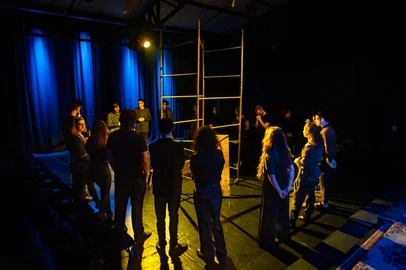 Neste mês de julho a 3ª turma do curso profissionalizante de atores e atrizes está em temporada com seu espetáculo de finalização de semestre, Babel. O espetáculo tem direção de Fábio Cuelli e é apresentado nas terças.  Apresentações nos dias 1º, 4, 11, 18 e 25 de julho.Hora: 20hLoca: Tem Gente TeatrandoValor: entrada francaReserva de ingressos: 5499169-7586<!-- NICAID(15478661) -->