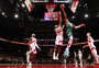Antetokounmpo brilha apesar de corte na mão e lidera vitória dos Bucks na NBA
