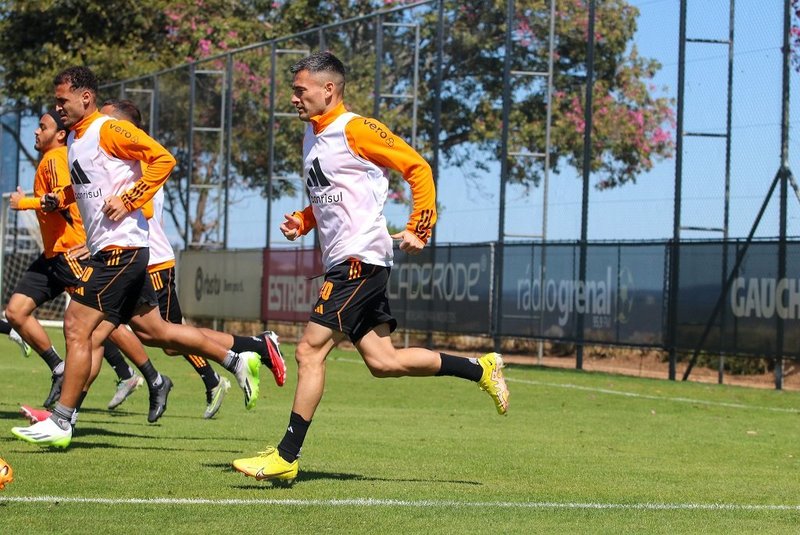 Aránguiz corre em treino do Inter