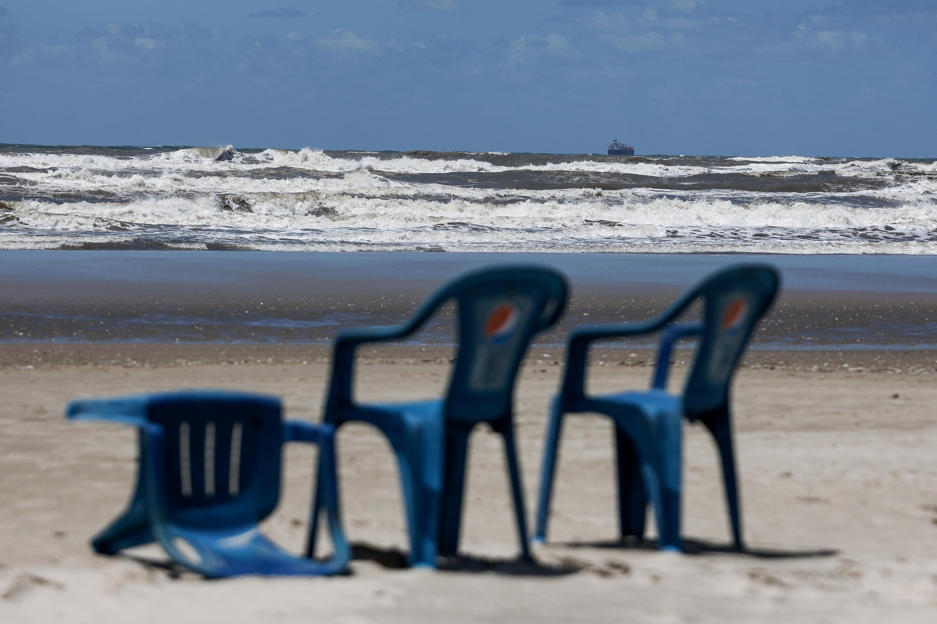 Ressacas no mar em janeiro? Entenda a causa e se o cen&aacute;rio deve continuar no litoral ga&uacute;cho