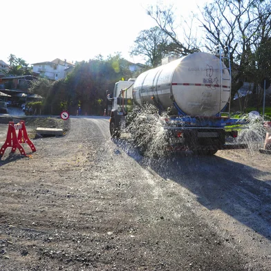 A Prefeitura de Caxias do Sul iniciou nesta quinta-feira (01/08) melhorias no acesso ao bairro Planalto, após a desistência da empresa vencedora da licitação e o encerramento dos trâmites legais.<!-- NICAID(15830237) -->