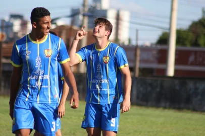 Piolho (9) marcou o segundo gol do Cruz Alta sobre o Elite