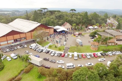 Criada para movimentar o cenário econômico, a Feira de Inverno vem cumprindo o objetivo proposto há 30 anos em Flores da Cunha. Com realização anual, a 30ª edição inicia neste sábado (29) e segue até o dia 28 de julho, nos Pavilhões do Parque da Vindima Eloy Kinz. A organização espera receber cerca de 50 mil visitantes ao longo da programação, que ocorre aos sábados e domingos do mês, sempre das 10h às 19h, com entrada e estacionamento gratuitos. Neste ano, a Feira será marcada pelo reconhecimento aos idealizadores e expositores que fazem parte da história do evento, com uma homenagem durante o ato de abertura.<!-- NICAID(14141032) -->