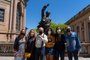 Pedro Ruas, pré-candidato do PSOL a governador, posa em frente à estátua de Leonel Brizola para mostrar compromisso com a educação<!-- NICAID(14946721) -->