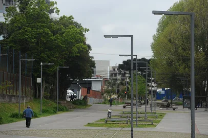 CAXIAS DO SUL, RS, BRASIL, 26/09/2022. Imagens para ilustrar matéria sobre iluminção pública em Caxias do Sul. Na foto, a praça das feiras, no bairro São Pelegrino. (Bruno Todeschini/Agência RBS)<!-- NICAID(15217190) -->