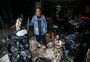 Uum mês após início da enchente, moradores tentam retomar a vida e os negócios