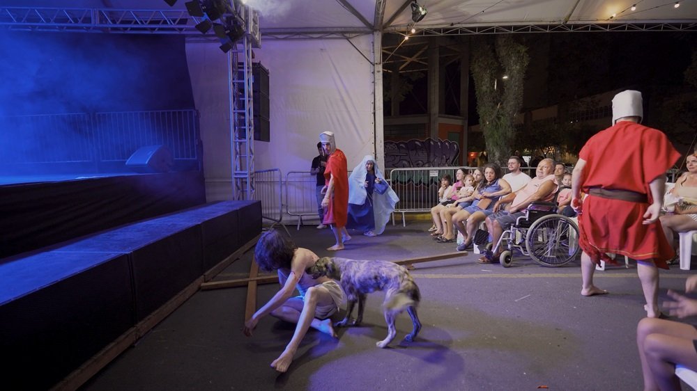 Cadelinha "defende" ator que interpretava Jesus Cristo em encena&ccedil;&atilde;o da Paix&atilde;o de Cristo; veja v&iacute;deo