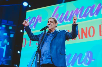 Na noite de sábado (31), Zeca Pagodinho subiu ao palco do Auditório Araújo Vianna vestindo uma boina gaudéria. Durante aproximadamente uma hora e meia de show, foi o maestro de uma roda de samba que celebra e festeja seus 40 anos de carreira.<!-- NICAID(15855347) -->