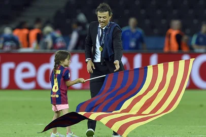 554887045Barcelona's coach Luis Enrique and his daughter Xana wave a flag after the UEFA Champions League Final football match between Juventus and FC Barcelona at the Olympic Stadium in Berlin on June 6, 2015. FC Barcelona won the match 1-3.        AFP PHOTO / LLUIS GENE (Photo by LLUIS GENE / AFP)Editoria: SPOLocal: BerlinIndexador: LLUIS GENESecao: soccerFonte: AFPFotógrafo: STR<!-- NICAID(16049974) -->