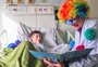 Conheça a voluntária que leva livros e brincadeiras a pacientes de hospital em Garibaldi