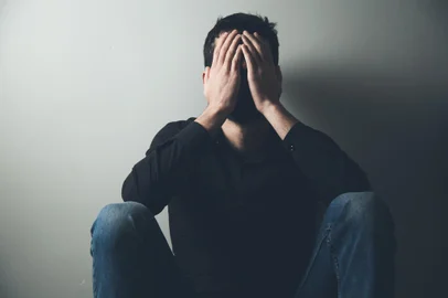 sad man sitting hand in faceFonte: 250158647<!-- NICAID(15032431) -->