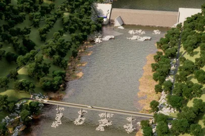 A prefeitura de Nova Roma do Sul anunciou nesta quarta-feira (14) que a cidade ganhará uma ponte de ligação com a cidade de Veranópolis, na Foz do Prata. A estrutura era pleiteada há mais de um ano e até foi motivo de polêmica. Ocorre que, em agosto do ano passado, a empresa Creral anunciou a construção de uma  pequena central hidrelétrica (PCH) e, diante do investimento, faria melhorias na balsa que liga os dois municípios. Contudo, o Executivo de Nova Roma do Sul entendeu que a construção de uma ponte seria a contrapartida ideal e passou cobrar a viabilização da estrutura. <!-- NICAID(15206464) -->