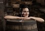 A enóloga Caroline Gonzatti resgata o valor do terroir brasileiro em vinhos autorais que combinam inovação e respeito ao tempo