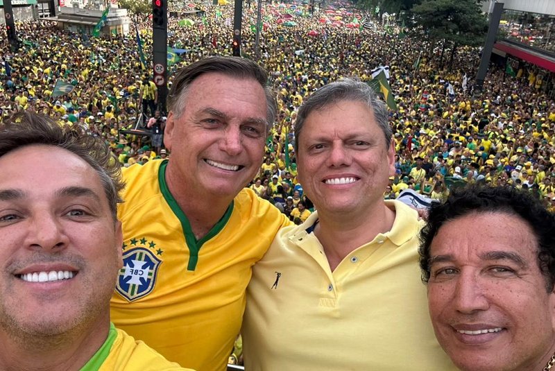 Na Avenida Paulista, Luciano Zucco faz selfie com Jair Bolsonaro, Tarcísio Gomes de Freitas e Magno Malta <!-- NICAID(15689225) -->