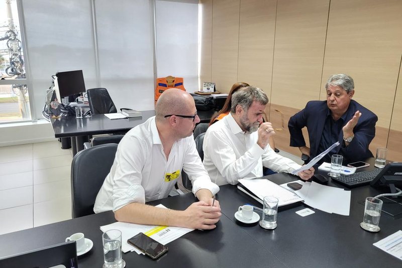 Deputado estadual Joel Wilhelm, secretário nacional da Defesa Civil, Wolnei Barros, e prefeito de Gramado, Nestor Tissot, em reunião em Brasília nesta segunda-feira (27). <!-- NICAID(15610280) -->