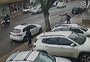 VÍDEO: câmera flagra momento em que cervo atinge homem no centro de Bento Gonçalves