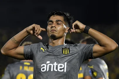 Pablo Porciuncula / AFP Penarol's forward Matias Arezo celebrates after scoring a goal during the Copa Sudamericana first stage football match between Uruguay's River Plate and Uruguay's Peñarol, at the Domingo Burgueño stadium in Maldonado, Uruguay, on March 7, 2023. (Photo by Pablo PORCIUNCULA / AFP)Editoria: SPOLocal: MaldonadoIndexador: PABLO PORCIUNCULASecao: soccerFonte: AFPFotógrafo: STF<!-- NICAID(15536968) -->