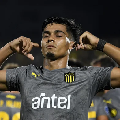 Penarol's forward Matias Arezo celebrates after scoring a goal during the Copa Sudamericana first stage football match between Uruguay's River Plate and Uruguay's Peñarol, at the Domingo Burgueño stadium in Maldonado, Uruguay, on March 7, 2023. (Photo by Pablo PORCIUNCULA / AFP)Editoria: SPOLocal: MaldonadoIndexador: PABLO PORCIUNCULASecao: soccerFonte: AFPFotógrafo: STF<!-- NICAID(15536968) -->