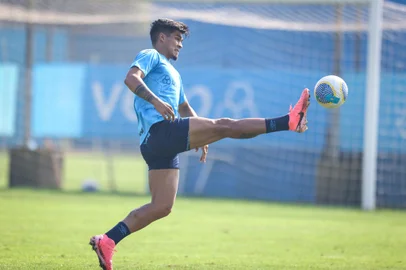RS - FUTEBOL/ TREINO GREMIO 2024 - ESPORTES - Jogadores do Gremio realizam treino técnico durante a manha desta terca-feira, no CT Luiz Carvalho, na preparação para a partida valida pelo Campeonato Brasileiro 2024. FOTO: LUCAS UEBEL/GREMIO FBPANa foto: Matías Arezo<!-- NICAID(15820777) -->