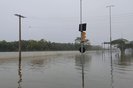 Pontos da Zona Norte apresentam redução no nível da água. Foto na Av.  Sertório.  Foto: Geison Lisboa / Agencia RBS<!-- NICAID(15761548) -->