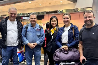 Comitiva da Serra já está em Taiwan para participar da Smart City Summit & Expo (SCSE). Na foto estão os vice-prefeitos Caxias, Edson Néspolo, e de Flores da Cunha, Marcio Rech, o presidente do Mobi Caxias, Rodrigo Postiglione, e a coordenadora de marketing digital da prefeitura de Caxias, Andréia Copini<!-- NICAID(15997270) -->