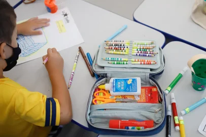 PORTO ALEGRE, RS, BRASIL - 15.02.2022 - Pauta sobre o desafio de alfabetizar crianças usando máscaras. Na imagem, aula no colégio La Salle Santo Antônio, onde são usadas máscaras transparentes para facilitar o processo. (Foto: Anselmo Cunha/Agencia RBS)<!-- NICAID(15017281) -->