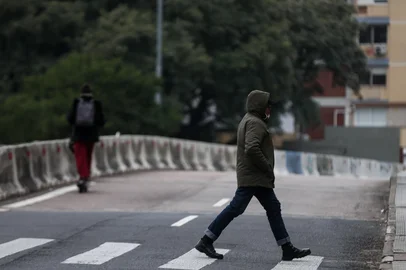 PORTO ALEGRE, RS, BRASIL, 03-07-2025: Frio em Porto Alegre. Semana começou com temperaturas negativas porém frente fria deve amenizar para o final de semana. Foto: Jonathan Heckler/Agência RBS<!-- NICAID(16072489) -->