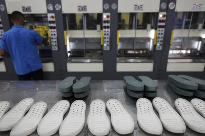 Dois Irmãos, RS, Brasil, 23-01-2024: Produção de calçados em fábrica da marca Pegada, em Dois Irmãos. Estratégias da indústria calçadista do RS para compensar a queda nas exportações em 2023. Foto: Mateus Bruxel / Agência RBS<!-- NICAID(15657952) -->