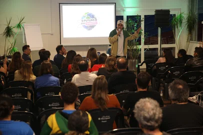 CAXIAS DO SUL, RS, BRASIL, 02/04/2025. Programa O Futuro Que Queremos terá palestra com o cientista político Jean-Edouard Tromme e o gestor de políticas urbanas e sociais Santiago Uribe Rocha, de Medellín, na Colômbia, além de abrir espaço para debates de propostas visando ações de curto à longo prazo. Na foto, rapper, educador, escritor, Chiquinho Divilas. (Porthus Junior/Agência RBS)<!-- NICAID(16008928) -->