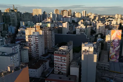 PORTO ALEGRE, RS, BRASIL, 16-12-2025: Vista aérea da área central de Porto Alegre para matéria sobre o IPTU 2026. Votação na Câmara dos Vereadores de Porto Alegre prevê revisão do imposto, no qual 5% dos imóveis terão aumento e redução para 20%.  Foto: Bruno Todeschini/Agência RBS<!-- NICAID(16188086) -->