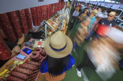 Não-Me-Toque, RS, Brasil, 09/03/2023 - 23ª Expodireto/Cotrijal. Na imagem produtos e o movimento no Pavilhão da Agricultura Familiar. - Foto: Jefferson Botega/Agência RBSIndexador: Jeff Botega<!-- NICAID(15370802) -->