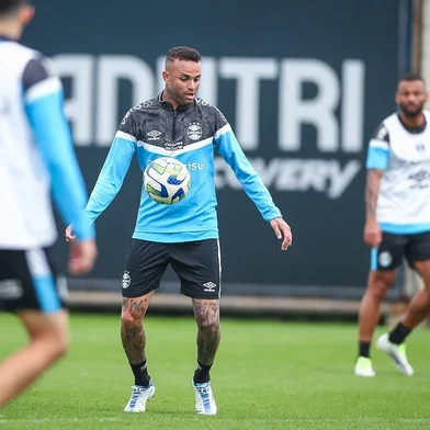 Luan está relacionado e pode voltar a jogar com camisa do Grêmio