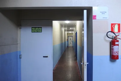 CAXIAS DO SUL, RS, BRASIL, 23/08/2023. Com obra atrasada, Escola Municipal de Ensino Fundamental Atiliano Pinguelo funciona no prédio do antigo Mutirão, na área central da cidade. A previsão é de que a nova escola possa receber alunos a partir de 2024. Na foto, estrutura da Escola Laurindo Formolo, que funciona no mesmo prédio do antigo Mutirão, separada por um acesso interno. (Bruno Todeschini/Agência RBS)Indexador: BTK<!-- NICAID(15520307) -->