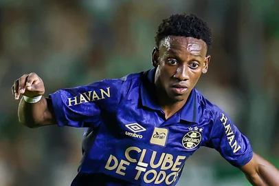 RS - FUTEBOL/CAMPEONATO GAUCHO 2026 /GREMIO X JUVENTUDE  - ESPORTES - Lance da partida entre Gremio e Juventude disputada na noite deste domingo no EstÃ¡dio Alfredo Jaconi, em Caxias do Sul, valida pela semifinal do Campeonato Gaucho 2026. FOTO: LUCAS UEBEL/GREMIO FBPA<!-- NICAID(16231479) -->