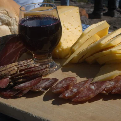 Antonio Padro Na Pousada Colonial Rossi salame pao colonial e queijo antônio padro,comida italiana,pão,queijo,salame,gractg