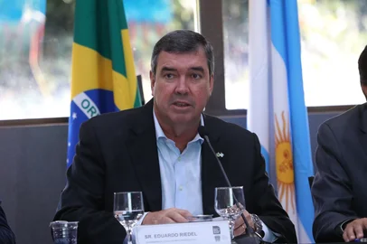 O PSDB perdeu nesta terça-feira (19) o último governador que tinha em seu partido. Eduardo Riedel, que chefia o Estado de Mato Grosso do Sul, saiu da sigla para ir ao PP. O Governador cogitava migrar de partido em busca de maior estrutura para buscar a reeleição. <!-- NICAID(16105006) -->