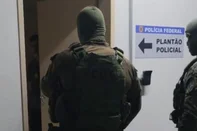 A Polícia Federal, em ação conjunta com a Polícia Militar de São Paulo e o 4º Batalhão de Comandos e Operações Especiais (COE), prendeu, nesta segunda-feira (7/7), um foragido da 2ª fase da Operação Elísios. Ele foi encontrado na cidade de Osasco/SP.O homem atuou na parte operacional e na logística de um assalto, em Caxias do Sul/RS, ocorrido em junho de 2024. Além disso, o investigado está associado a outros roubos empreendidos pela mesma organização criminosa.<!-- NICAID(16075345) -->