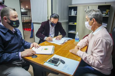 Na tarde desta quinta-feira, dia 15, o prefeito de Farroupilha, Fabiano Feltrin, e o vice-prefeito, Jonas Tomazini, entregaram ao presidente da Câmara de Vereadores, Tadeu Salib dos Santos, dois projetos relacionados à previdência dos servidores municipais públicos de Farroupilha.<!-- NICAID(14763511) -->