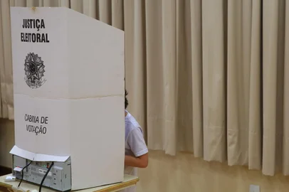 PORTO ALEGRE, RS, BRASIL,18/06/2019- Alunos do 3º Ano do Ensino Fundamental vão participar de uma eleição dos líderes usando urnas eletrônicas. O evento terá participação do TRE, que vai falar sobre questões como importância do voto no exercício da cidadania.(FOTOGRAFO: TADEU VILANI / AGENCIA RBS)<!-- NICAID(14127412) -->