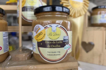 Produzido pela agroindústria La Beca, fundada pela médica veterinária Camila Pizoni, o doce de leite de ovelha tem uma consistência mais cremosa e sabor mais leve do que o doce de leite bovino.<!-- NICAID(16383362) -->