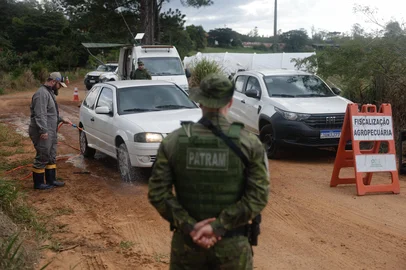 Montenegro, RS, Brasil, 18-05-2025: Barreira sanitária na Estrada Fulviana. Registro de gripe aviária em granja comercial. Foto: Mateus Bruxel / Agencia RBS<!-- NICAID(16040071) -->