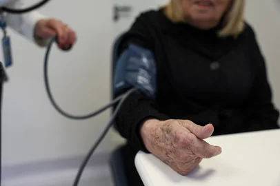 PORTO ALEGRE, RS, BRASIL, 06-08-2025: GERIATRIA ALA ESPECIALIZADA. No Hospital São Lucas da Puc, acompanhamos um atendimento na ala geriátrica. A Maria Cristina Berleze, geriatra e chefe da geriatria em atendimento com sua paciente, Roseli Trindare Soares, de 79 anos. Fotos: Duda Fortes/Agencia RBS<!-- NICAID(16095509) -->