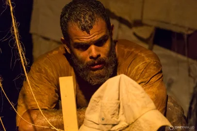 Baseado no conto O Avô e o Rio, do escritor baiano Aleilton Fonseca, A Outra Companhia apresenta o espetáculo também intitulado "O Avô e o Rio", primeiro solo do ator Israel Barretto, indicado ao prêmio Braskem de Teatro na categoria Melhor Ator. Com direção e adaptação dramatúrgica de Roquildes Junior, o espetáculo versa sobre a relação de um neto com seu avô e o rio que margeia a casa onde vivem. Atração do 25º Caxias em Cena.<!-- NICAID(16119896) -->