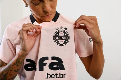 RS - FUTEBOL/APRESENTACAO GREMIO  - ESPORTES - Gremio e Umbro apresentam a camisa rosapara a temporada 2025. FOTO: LUCAS UEBEL/GREMIO FBPA<!-- NICAID(16136615) -->