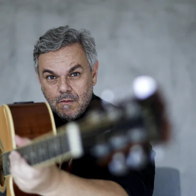 PORTO ALEGRE, RS, BRASIL, 03.02.2025: Hinos de Poa apresenta Frank Jorge que contou a história por traz da música Amigo Punk da banda Graforreia Xilarmonica. Foto: Camila Hermes/Agencia RBS<!-- NICAID(15968189) -->