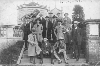 Na imagem acima, o jovem Henrique Saldanha de Figueiredo Filho (em primeiro plano, à esquerda) aparece junto a amigos em 1926, no acesso à extinta balaustrada da Estátua da Liberdade, tendo ao fundo o quiosque de Julio Sassi, a Catedral Diocesana e um dos leões de Michelangelo Zambelli, na Praça Dante Alighieri. Entre outros aparecem Francisco Crisostomo Gonçalves, Dinarte de Oliveira Soares, José Gazola, Armando Müller, Júlio Sassi, Carlito Crisostomo Gonçalves, Armando Azevedo, Gastão Festugato, João Falcão, Clodoveu Gaviolli, Vitório Pettinelli e Antônio Veiga.<!-- NICAID(14346626) -->