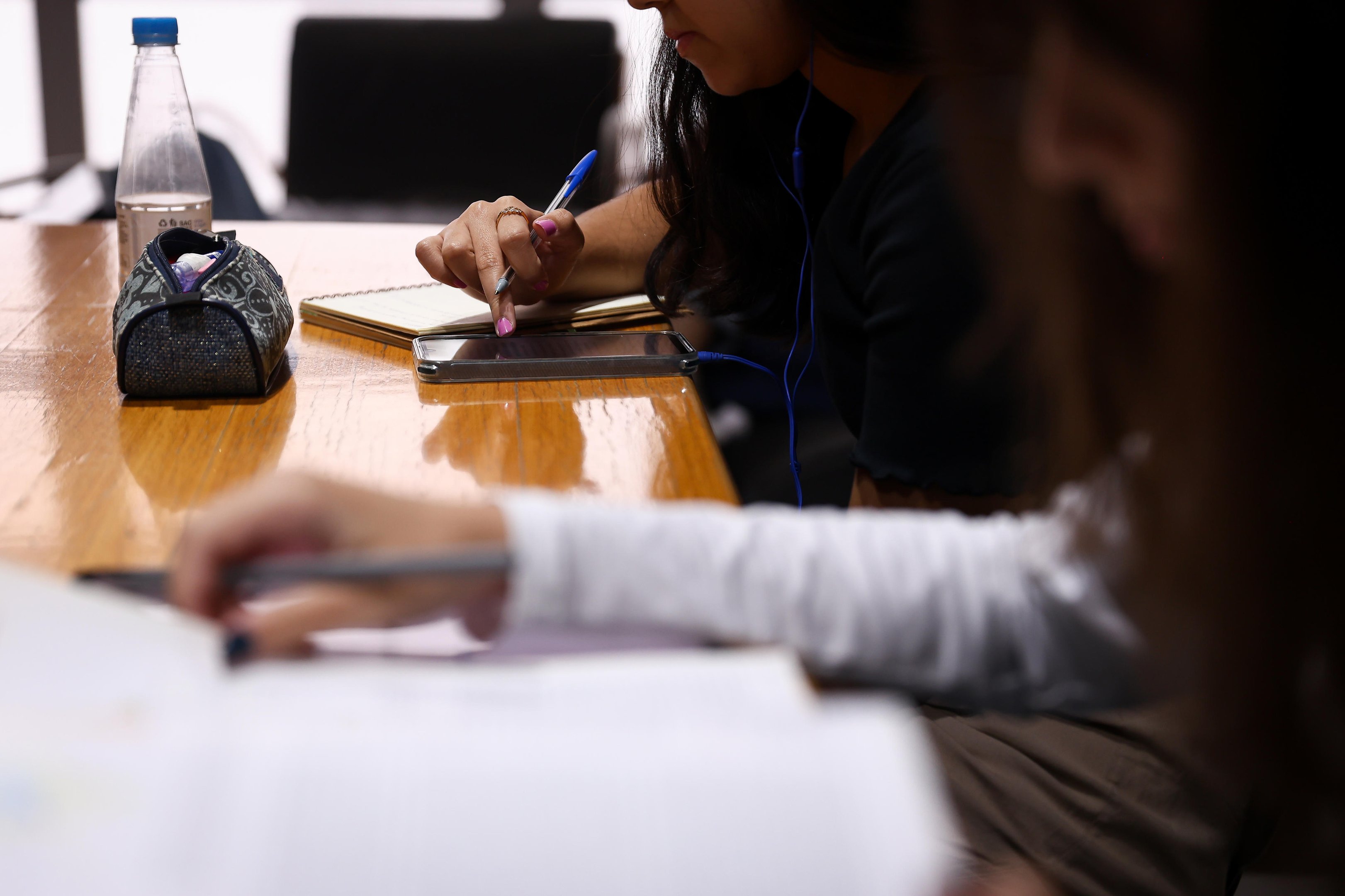 "Veremos uma queda na EAD": modalidade supera o ensino presencial no Brasil, mas enfrenta alta evas&atilde;o e novas regras