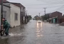 Com chuva, vento e granizo, temporais causam estragos e tiram pessoas de casa no RS