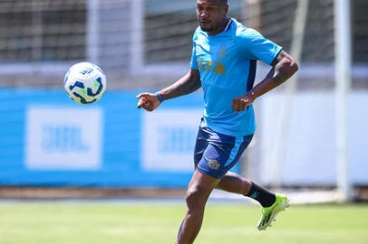 Lucas Uebel / Grêmio/Divulgação RS - FUTEBOL/ TREINO GREMIO 2025 - ESPORTES - Jogadores do Gremio realizam treino técnico durante a manha desta sexta-feira, no CT Luiz Carvalho, na preparação para a partida valida pelo Campeonato Brasileiro 2025. Na foto, Edenilson. FOTO: LUCAS UEBEL/GREMIO FBPA<!-- NICAID(16172071) -->